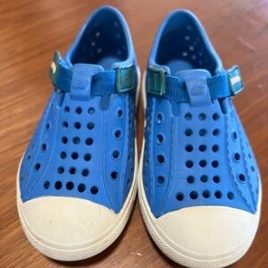 Sketchers kids shoes blue size 8 velcrow